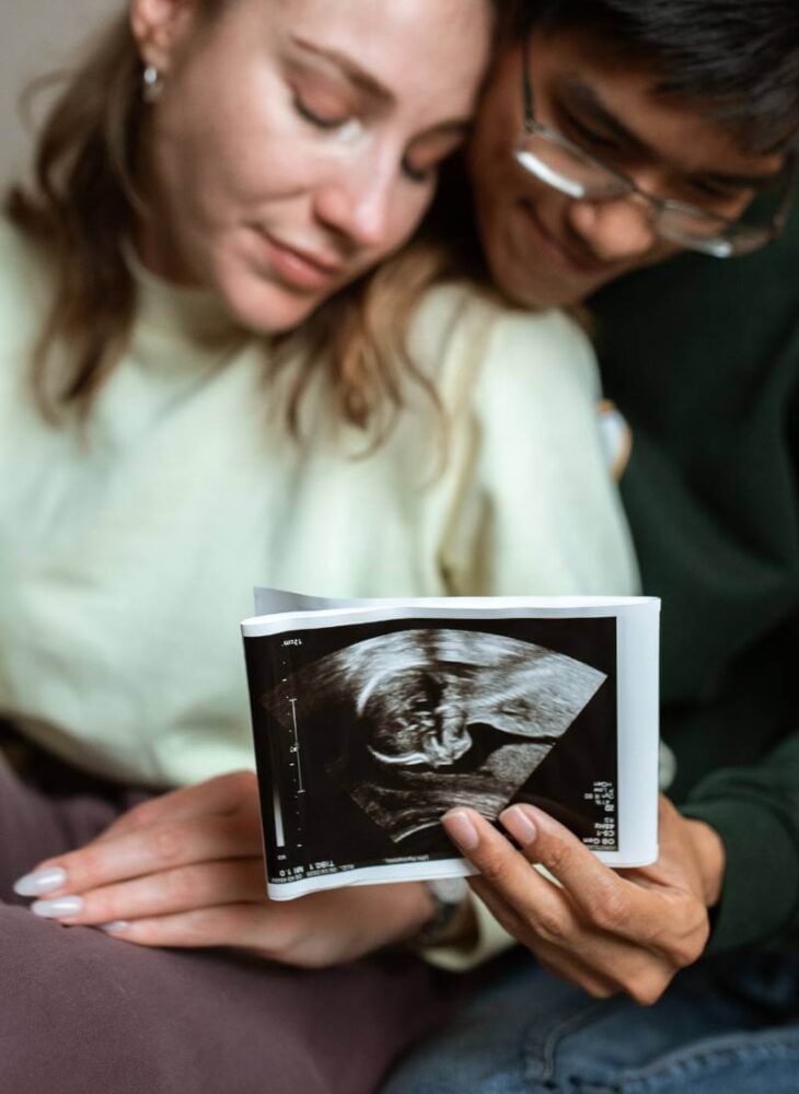 mom and dad and ultrasound picture