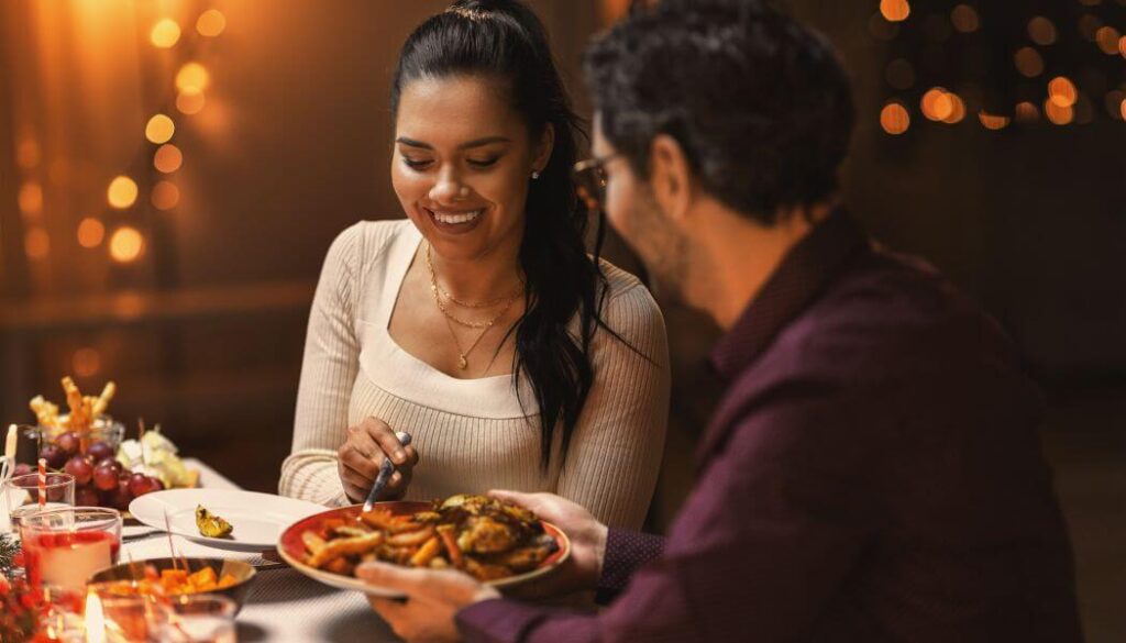 pregnant couple eating dinner in a restaurant
