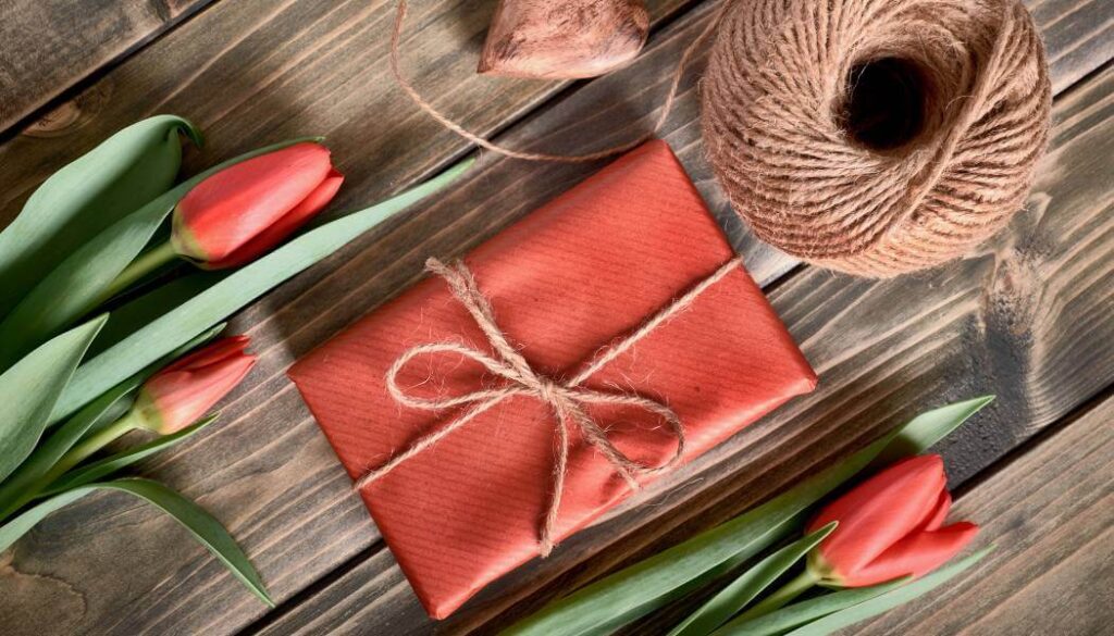 minimalist packed gifts