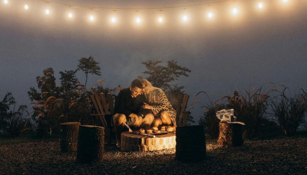 couple picnic fairy lights