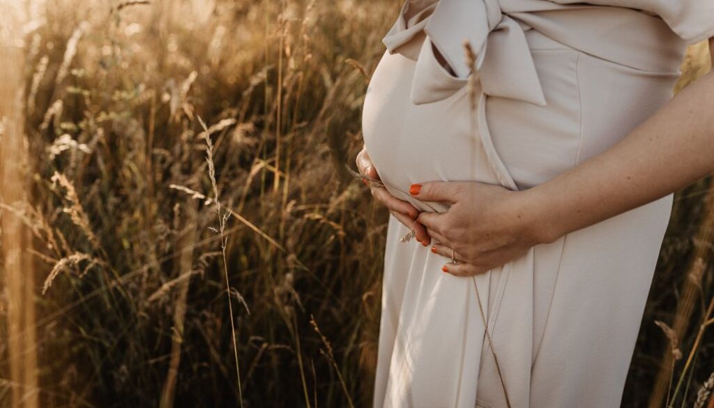 maternity photoshoot in nature