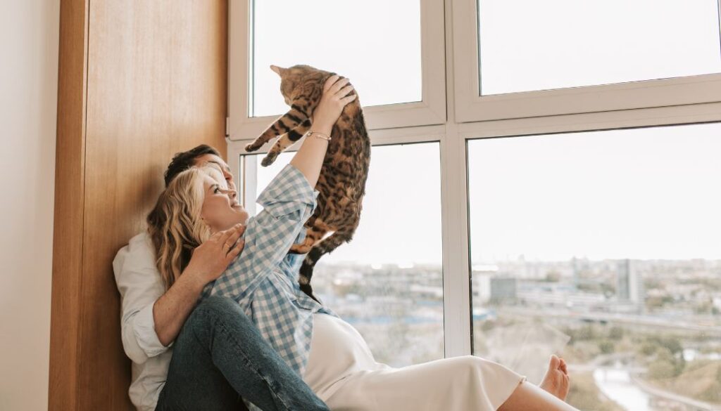 pregnant couple with a cat