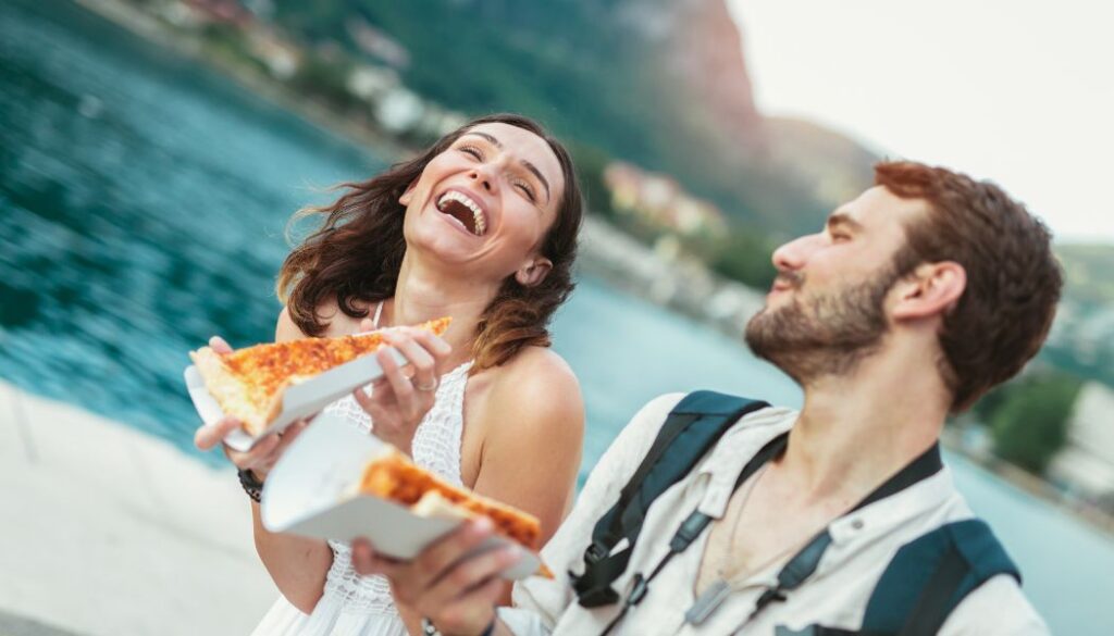 couple eating pizza